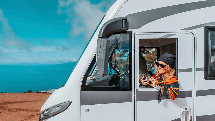 One woman enjoy arrival vacation travel destination after drive a big camper van motor home. Concept of happy Eine Frau genie&szlig;t die Ankunft an ihrem Urlaubsziel, nachdem sie mit einem gro&szlig;en Wohnmobil angereist ist. Konzept gl&uuml;cklicher Frauen, die den Van-Life-Lifestyle leben. Sommerreise. Planung einer Autoreise auf dem Handy Eine Frau genie&szlig;t die Ankunft an ihrem Urlaubsziel, nachdem sie mit einem gro&szlig;en Wohnmobil angereist ist. Konzept gl&uuml;cklicher Frauen, die den Van-Life-Lifestyle leben. Sommerreise. Planung einer Autoreise auf dem Handy  &Uuml;bersetzt mit DeepL.com (kostenlose Version) female people in van life lifestyle. Summer journey. Planning road trip on mobile phone One woman enjoy arrival vacation travel destination after drive a big camper van motor home. Concept of happy female people in van life lifestyle. Summer journey. Planning road trip on mobile phone Camping, Campen, Wohnmobil, Wohnwagen, Urlaub, Caravan, Gas, Gaskartusche, Flasche