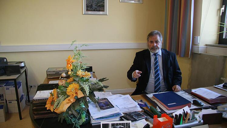 Das Bürgermeisterzimmer wird in den nächsten Wochen mit einer Trennwand vom Sekretariat abgeteilt, freut sich Bürgermeister Norbert Volk schon.