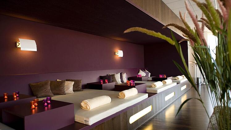 Der Ruheraum lädt mit edlem Ambiente ein.