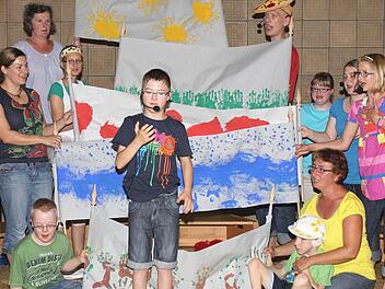 "Ich bin - eine Mensch mit Herz und Sinn", singt Lukas Kümmel (Mitte) zum Schluss. Bei "Die Zauberpizza" begeisterte der Schüler aus Sand ebenso wie (von links) Marcel, Katharina Weidinger, Susanne Zweier, Katharina Veith sowie (von rechts) Luisa, Theresa, Elena, Alexandra Sahlender mit Tim sowie Maik. Foto: rn