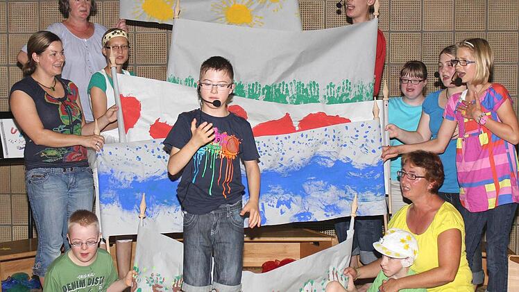 "Ich bin - eine Mensch mit Herz und Sinn", singt Lukas Kümmel (Mitte) zum Schluss. Bei "Die Zauberpizza" begeisterte der Schüler aus Sand ebenso wie (von links) Marcel, Katharina Weidinger, Susanne Zweier, Katharina Veith sowie (von rechts) Luisa, Theresa, Elena, Alexandra Sahlender mit Tim sowie Maik. Foto: rn