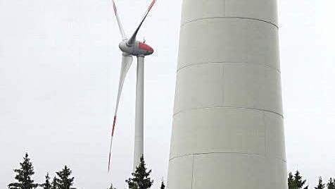 So wie diese Windräder bei Münchberg werden die Windkraftanlagen bei Hain aussehen. Die Nabenhöhe beträgt 140 Meter, die Gesamthöhe 200 Meter.  Foto: Friedwald Schedel