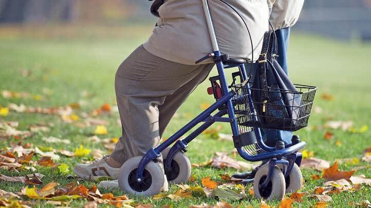 Das Pauschalbild vom Rentner, der sich mit dem Rollator durch die Landschaft quält, sei falsch. Dies wurde bei einer Veranstaltung am Montagabend in Kronach deutlich. Vielmehr gelte es, das Potenzial der Senioren für die Gesellschaft besser zu nutzen. Foto: Patrick Pleul/dpa