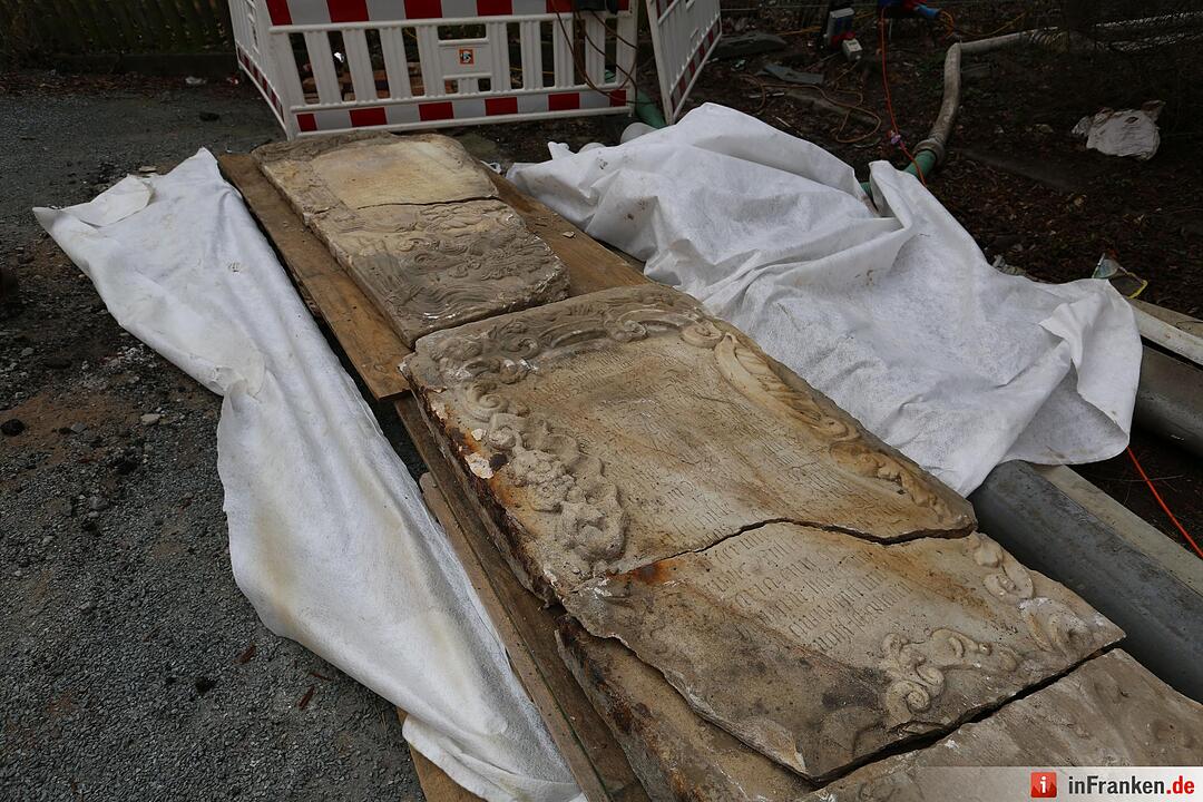 Historischer Fund in der Hofer Fabrikzeile: Bauarbeiter haben alte Grabsteine entdeckt
