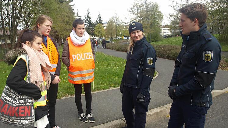 Bei Polizeianwärtern holen sich am Girls-Day von links Marlene, Lilli und Anne aus Arnshausen Infos zur Ausbildung im AFZ Oerlenbach ein. Foto: Stefan Geiger