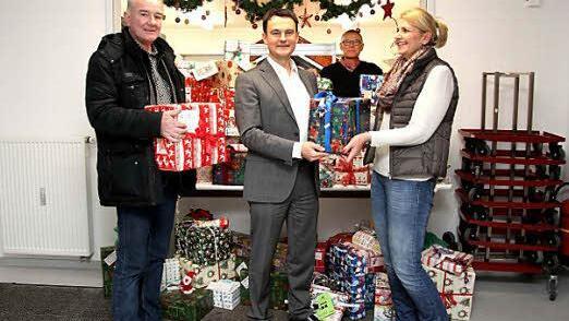 Michael Fischer (v.l.), Präsident Wilhelm Griga und Ray Schiele übergeben die Geschnke an Gaby Richter.  Foto: Richard Sänger