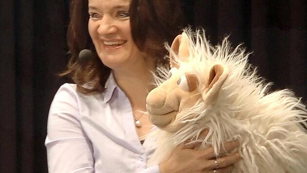 Doris Kampmann begeisterte die Kinder mit ihrem Schaf "Lucy".