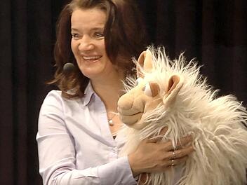 Doris Kampmann begeisterte die Kinder mit ihrem Schaf "Lucy".