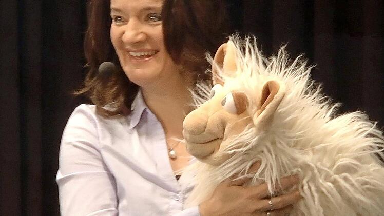 Doris Kampmann begeisterte die Kinder mit ihrem Schaf "Lucy".