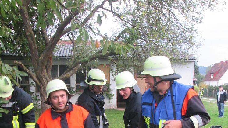 Feuerwehrleute retten die verängstigten Verwundeten, die sich in die ehemalige Schreinerei flüchteten.                Foto: Winfried Ehling