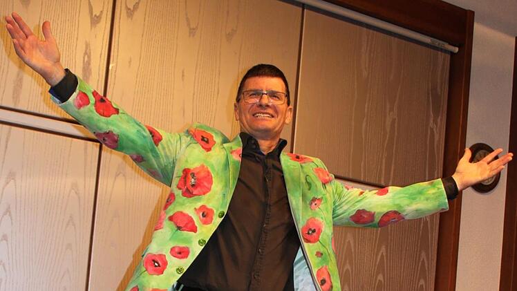 "Was der Arzt ist f&uuml;r die Kranken, das ist M&auml;c H&auml;rder f&uuml;r die Franken." Mit seinem neuesten B&uuml;hnenprogramm "Viva la Heimat" begeisterte der Kabarettist M&auml;c H&auml;rder im Ratssaal in Knetzgau.Christiane Reuther