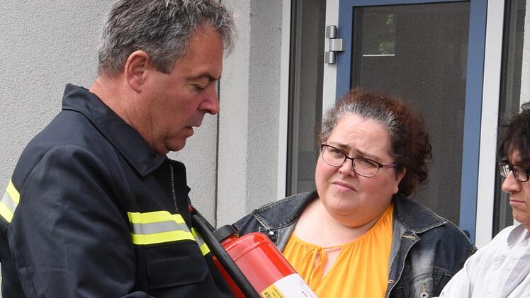 Baerenz zeigt die Aufschrift der Brandklassen des Löschers.