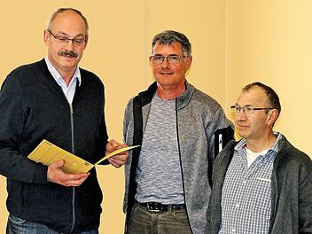 Als Feldgeschworene wurden Peter Memmel (Mitte) und Edmund Weigand (rechts)  von Bürgermeister Fridolin Zehner in der Sitzung des Rannunger  Gemeindesrates vereidigt.  Foto: Dieter Britz