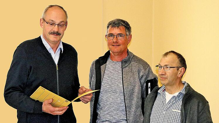 Als Feldgeschworene wurden Peter Memmel (Mitte) und Edmund Weigand (rechts)  von Bürgermeister Fridolin Zehner in der Sitzung des Rannunger  Gemeindesrates vereidigt.  Foto: Dieter Britz