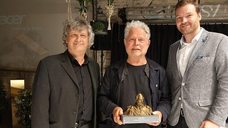 Alberts Erbe: Auwi Stübbe (Mitte) erhielt die 3D-Büste von Dekan Holger Falter (links) und Creapolis-Chef Markus Neufeld. Foto: Simone Bastian