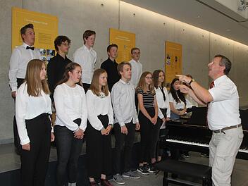 Der Chor der neunten Klasse gab das Motto des Abends vor und machte Lust aufs Singen.Sonny Adam