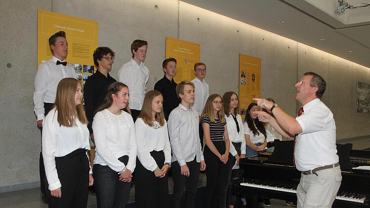 Der Chor der neunten Klasse gab das Motto des Abends vor und machte Lust aufs Singen.Sonny Adam