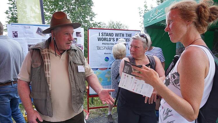 Viele Fragen hatten die Besucher zur Arbeit eines Rangers. Das Bild  zeigt Uwe Steigemann im Gespräch. Marion Eckert