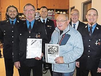 Günther Reuther (Zweiter von links) und Rainer Gebelein (rechts daneben), wurden zu Ehrenkommandanten der Feuerwehr Hornungsreuth ernannt. Es gratulierten (von links) Vorsitzender Gerald Dörfler, Kreisbrandmeister Thomas Hoffmann, Bürgermeister Harald Hübner und Kommandant Matthias Reuther. Foto: Horst Wunner