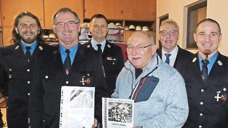 Günther Reuther (Zweiter von links) und Rainer Gebelein (rechts daneben), wurden zu Ehrenkommandanten der Feuerwehr Hornungsreuth ernannt. Es gratulierten (von links) Vorsitzender Gerald Dörfler, Kreisbrandmeister Thomas Hoffmann, Bürgermeister Harald Hübner und Kommandant Matthias Reuther. Foto: Horst Wunner