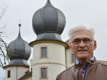Edwin Braun hei&szlig;t der B&uuml;rgermeisterkandidat 2020 der W&auml;hlergemeinschaft Thundorf. Im Bild steht Braun vor dem Wasserschloss.  Foto: Isolde Krapf