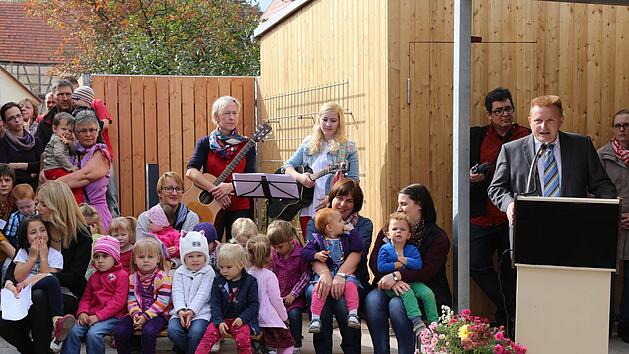 Auf die Kita Lauerland im Ortsteil Poppenlauer ist Bürgermeister Matthias  Klement (rechts am Rednerpult) besonders stolz. Diese Einrichtung wurde im  Jahr 2014 ihrer Bestimmung übergeben. Foto: Dieter Britz