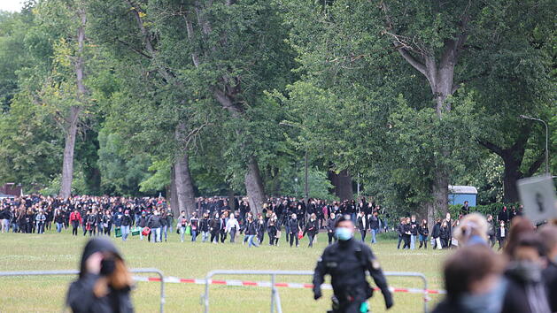 Hunderte Personen demonstrieren gegen Rassismus und Polizeigewalt