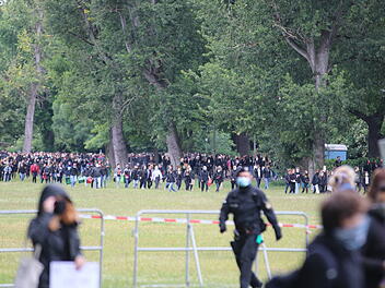 Hunderte Personen demonstrieren gegen Rassismus und Polizeigewalt