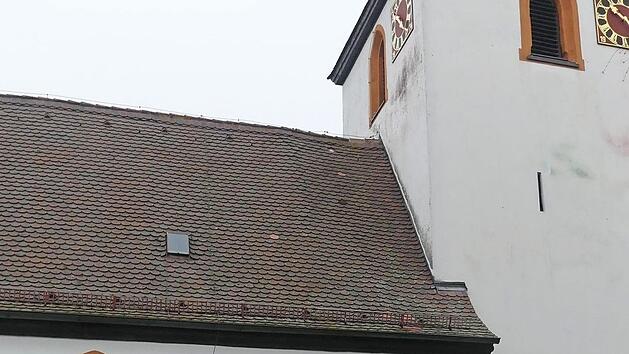Georg Schockel (rechts) und Kreisheimatpfleger Manfred Welker pr&auml;sentieren vor der Kirche in Sterpersdorf die Publikation. Foto: privat