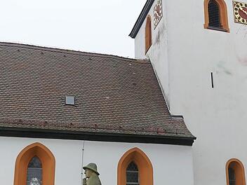 Georg Schockel (rechts) und Kreisheimatpfleger Manfred Welker präsentieren vor der Kirche in Sterpersdorf die Publikation. Foto: privat