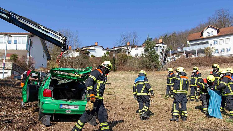 Rödental: Ältere Dame findet ihren Augenarzt nicht und fährt über Wendehammer hinaus: Auto landet auf dem Dach