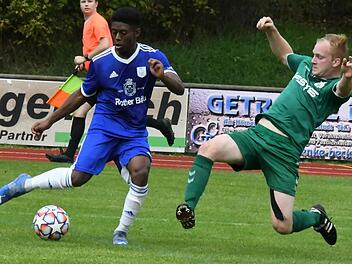Diego Rosero Quinones (links ) vom TSV Münnerstadt lässt hier Hannes Schmitt vom TSV Großbardorf aussteigen. Foto: Hopf
