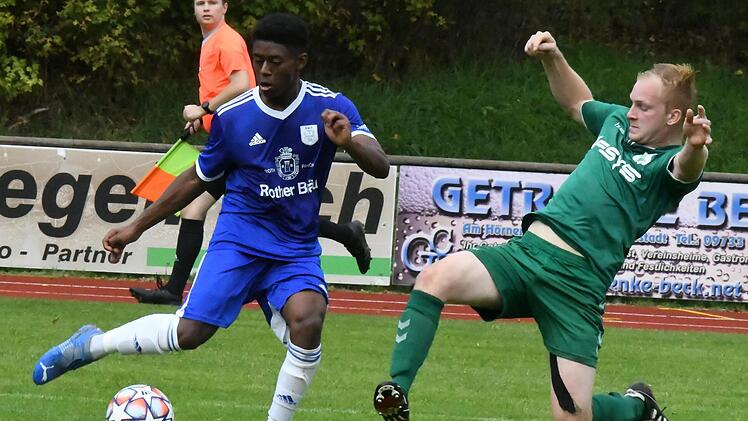 Diego Rosero Quinones (links ) vom TSV Münnerstadt lässt hier Hannes Schmitt vom TSV Großbardorf aussteigen. Foto: Hopf