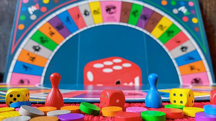 Alleswisser - Das Brettspiel im Test: Quizspiel mit App statt Fragekarten