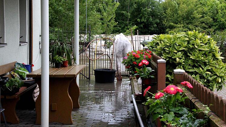Aischer Mühle - auch hier steht das Wasser - und es steigt noch! Foto: Johanna Blum