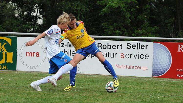 Szene aus dem Spiel der Schweden von Helsingborgs IF (gelbe Trikots) gegen den Karlsruher SC (1:0).