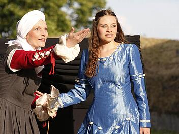 Vor allem Ida Engelhardt (rechts) als Julia hat das Publikum beeindruckt.  Foto: Matthias Hoch