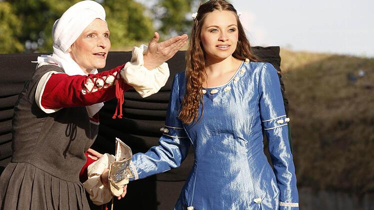 Vor allem Ida Engelhardt (rechts) als Julia hat das Publikum beeindruckt.  Foto: Matthias Hoch