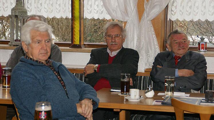 Seit 38 Jahren gibt es den Politischen Aschermittwoch der SPD in Eltmann. Erster Redner war der heutige Ehren-Unterbezirksvorsitzende Heiner Schneier, der bis heute nie fehlt, ebenso wie andere Urgesteine, hier Ludwig Leisentritt und August Werner (von rechts). Foto: Sabine Weinbeer