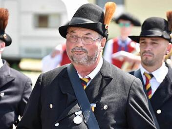 Heinz-Dieter Schmidt zieht mit der Bürgerwehr durch Königsberg. Foto: Gerold Snater