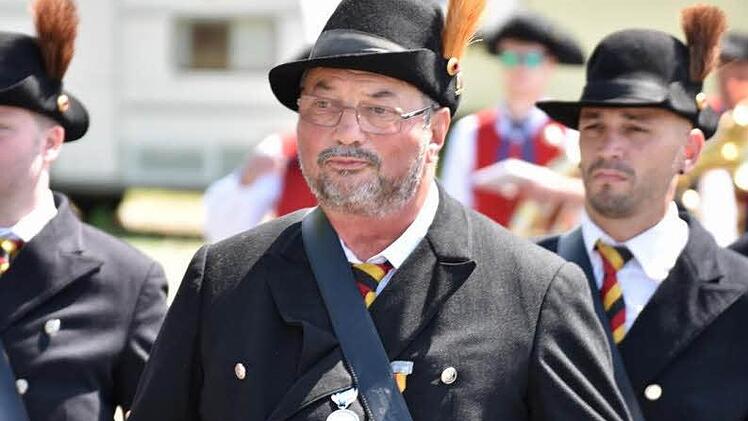 Heinz-Dieter Schmidt zieht mit der Bürgerwehr durch Königsberg. Foto: Gerold Snater