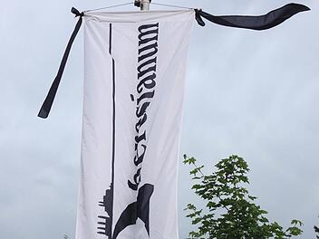 Die Trauerbeflaggung am Theresianum gibt die Stimmungslage bei Lehrern und Schülern und vielen Ehemaligen und Bürgern wieder. Foto: privat
