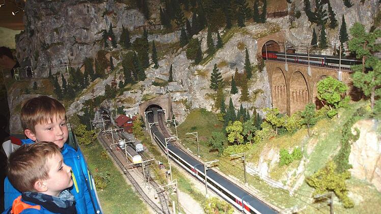 Von der Anlage, die durch die Schweizer Bergwelt führt, waren diese Buben fasziniert.  Foto: Alfred Thieret