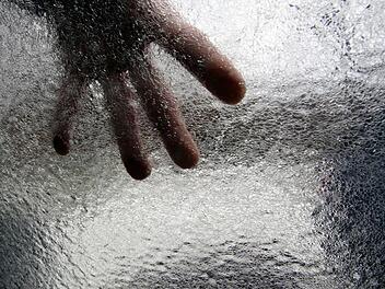 Eine Autoscheibe wird von einer Eisschicht bedeckt. Foto: Daniel Karmann/dpa