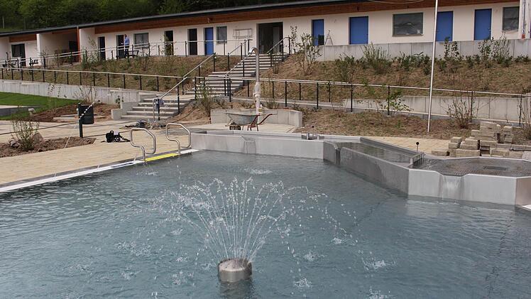 Kinderbecken mit Schiffchenkanal und höher gelegenem Versorgungsbau