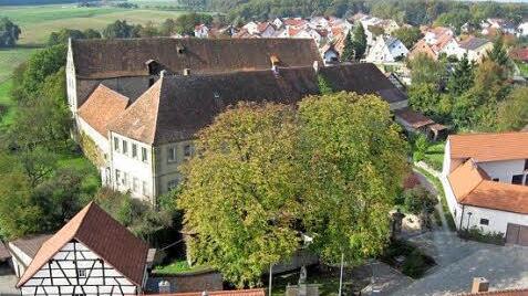 Das Luftbild vom Altort zeigt die ganze Größe des Schlosses. Foto: Geiger/Archiv