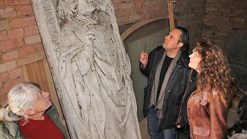 Sabine Scheuble, Matthias Klink und Barbara Moritz beim Betrachten des Modells in der städtischen Scheune vor der Restaurierung. Foto: Malz