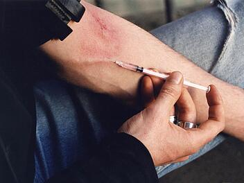 Weil sich ein mehrfach vorbestrafter Kulmbacher auf einer Toilette am Bahnhof Heroin gspritzt hatte, muss er erneut hinter Gitter. Symbolfoto: Archiv