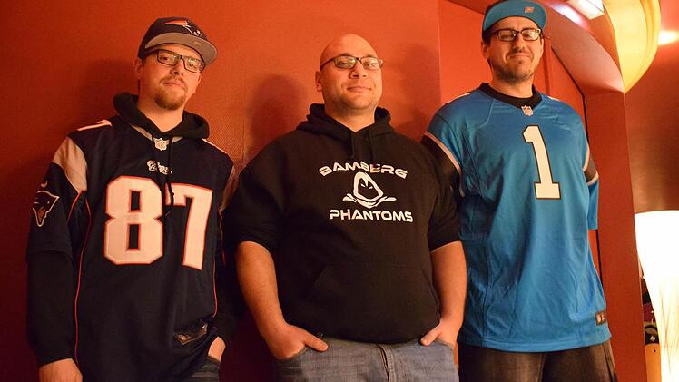 Unverkennbare Football-Fans und Spieler der Bamberg Phantoms: Chris Pager (v.l.), Andreas Straub und Sven Fuhrmann