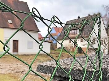 Noch stehen die alten Häuser in der Schlaffhäusergasse 7 - drei Mehrfamilienhäuser sollen entstehen.  Foto: Michael Busch